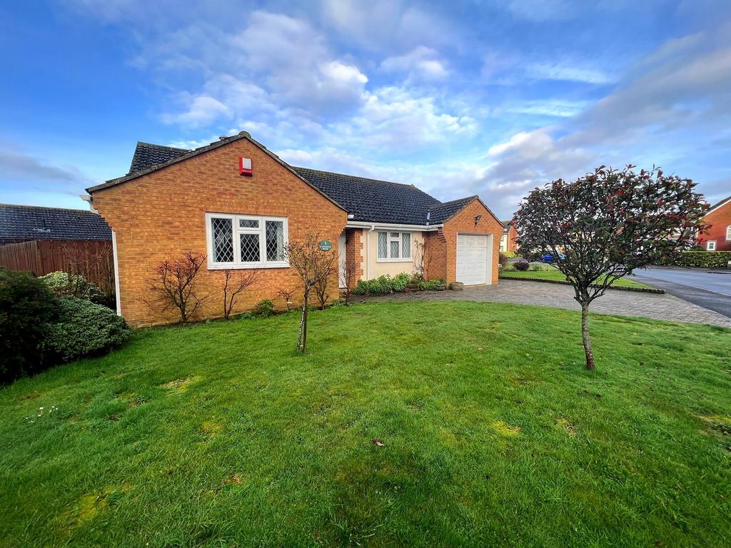Ellingham Road, Barton on Sea, New Milton, Hampshire. BH25 7RB 3 bed