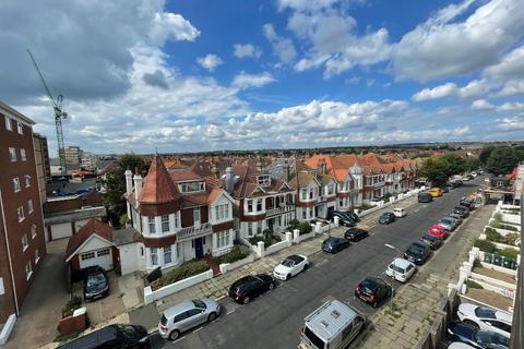3 bedroom apartment to rent, Kingsway, Hove, BN3 4FT