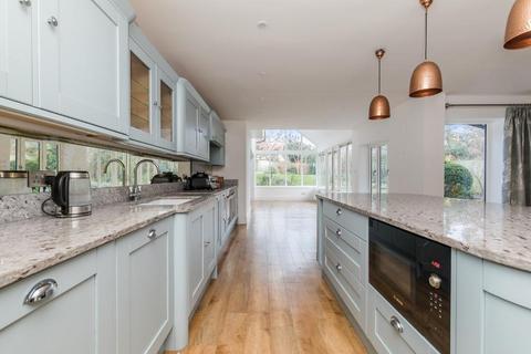 6 bedroom detached house to rent, Shirley Drive, Hove, BN3 6NQ