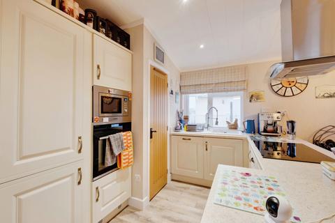 2 bedroom park home for sale, Milford-On-Sea, Hampshire, SO41