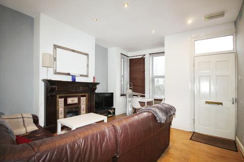 4 bedroom terraced house to rent - St. Anns Avenue, Burley, Leeds, LS4