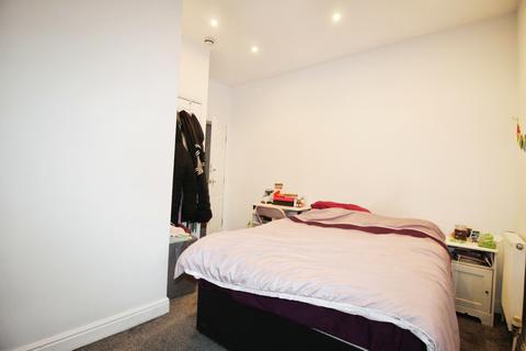 4 bedroom terraced house to rent - St. Anns Avenue, Burley, Leeds, LS4