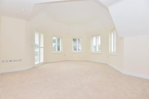 3 bedroom flat for sale, Castlegate, Chorleywood WD3