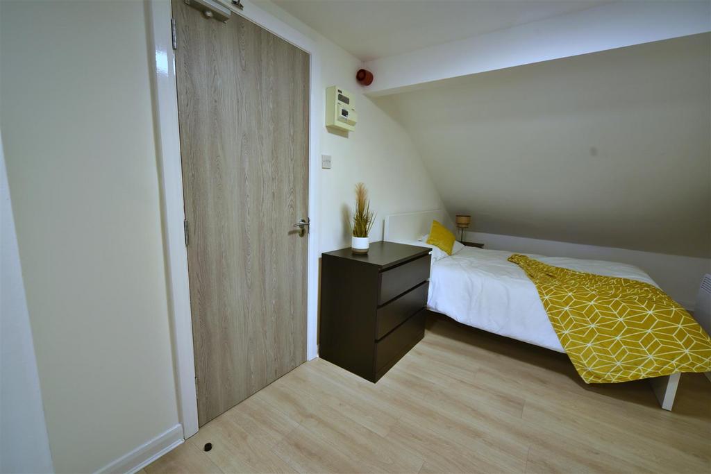 165 AR Room18 01.JPG