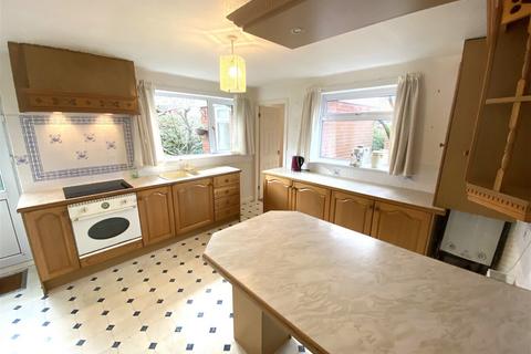 8 Glazedale Avenue, Royton, Oldham, OL2 5TS