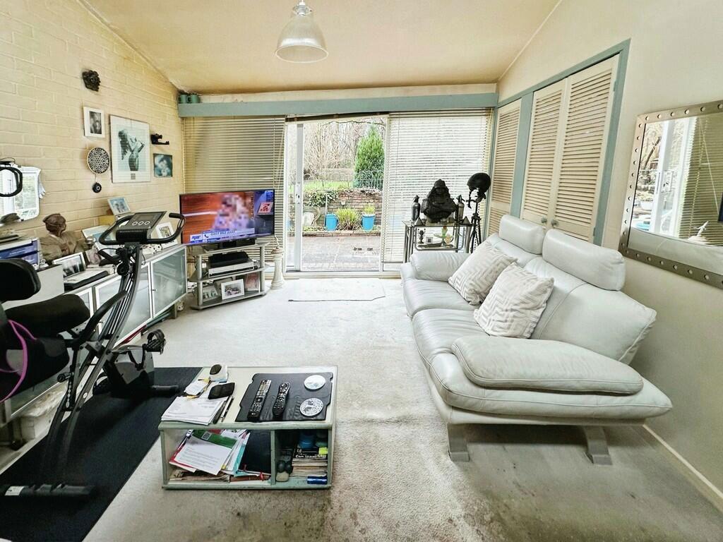 Bateman Court, Forestfield, Crawley... 1 bed bungalow £195,000