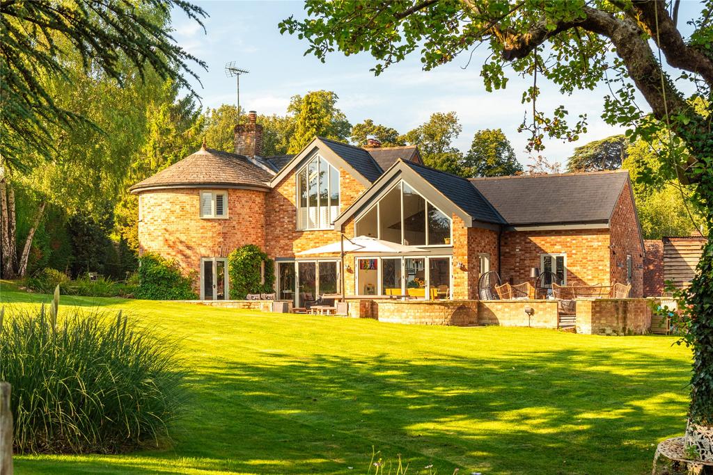 High Street, Weedon, Aylesbury, Buckinghamshire, HP22 7 bed detached