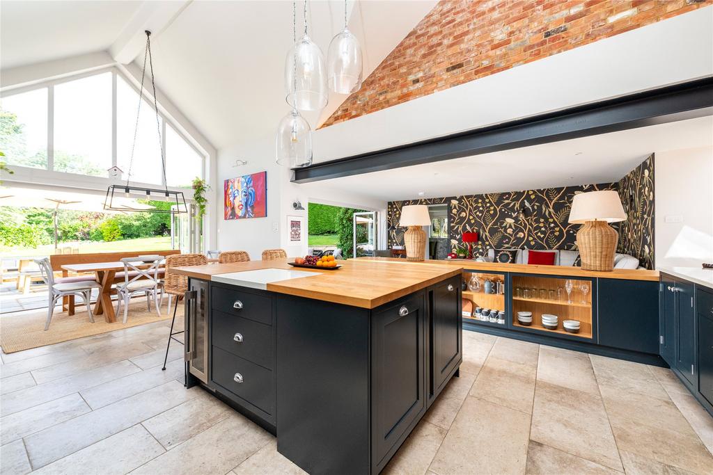 High Street, Weedon, Aylesbury, Buckinghamshire, HP22 7 bed detached