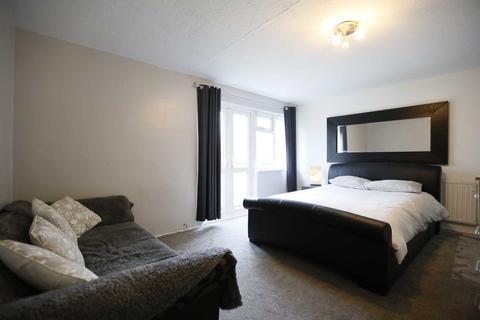 2 bedroom flat for sale, Brading Crescent, London, E11