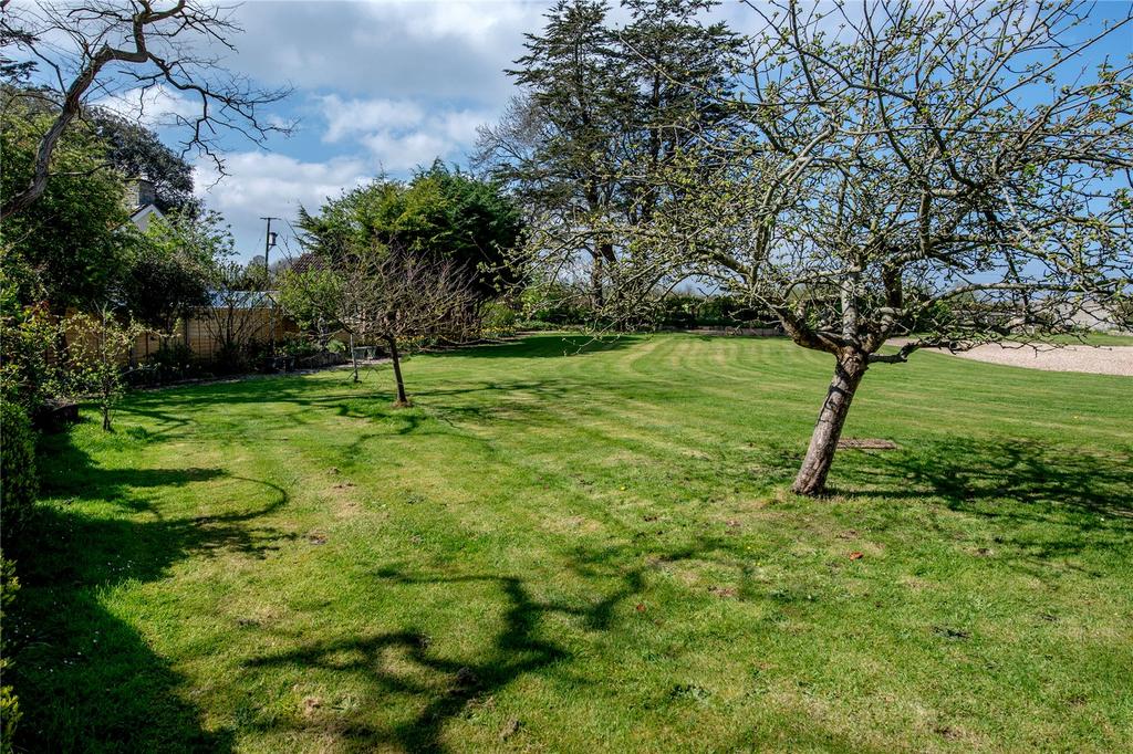 Lawned Gardens