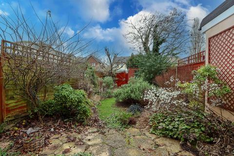 4 Cedar Close, Buckhurst Hill, IG9 6EJ