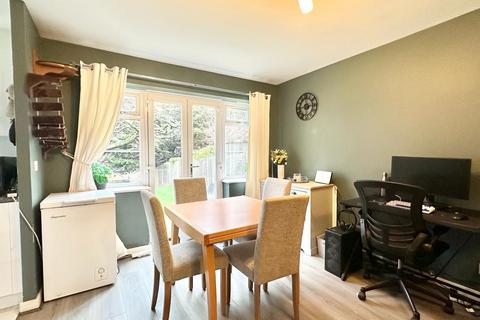2 bedroom flat for sale - Hawthorn Court, Herent Drive, Ilford IG5