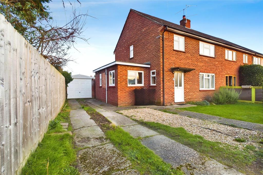 Wilder Avenue, Pangbourne, Reading, Berkshire, RG8 3 bed semidetached