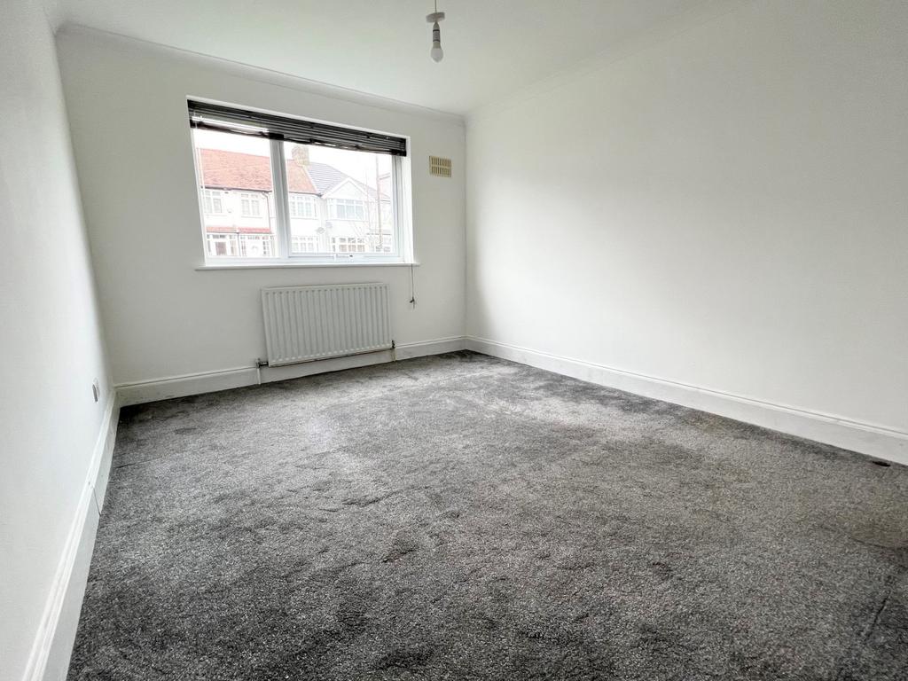 Addison Road, Enfield, EN3 2 bed apartment £1,600 pcm (£369 pw)