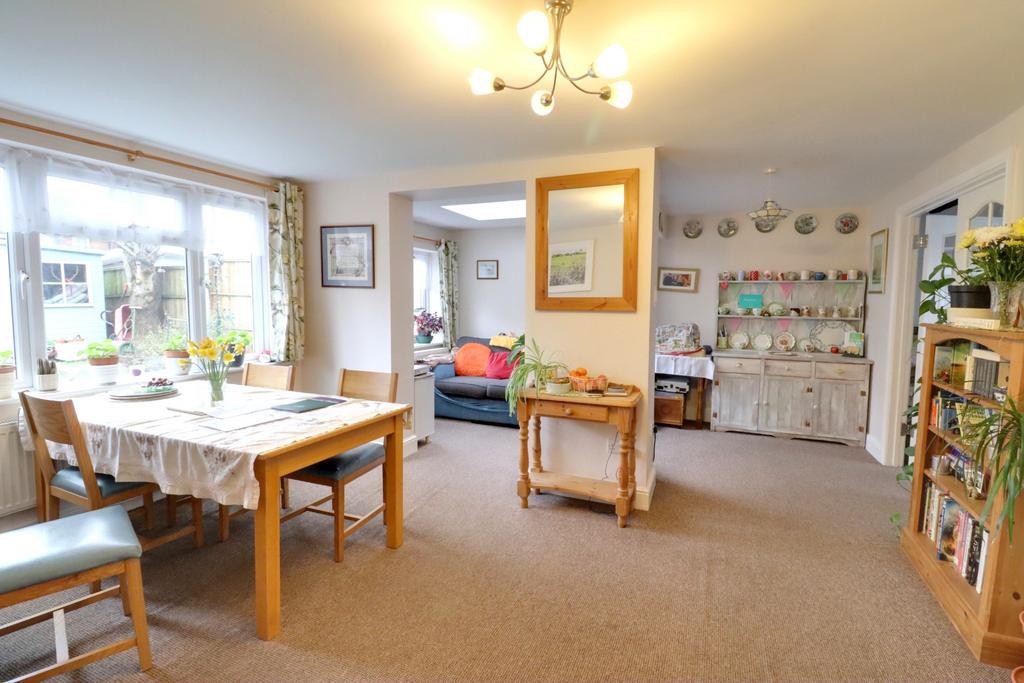 Lounge/dining area