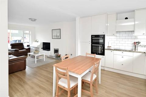 4 All Saints Close, Whitstable, CT5 1SB