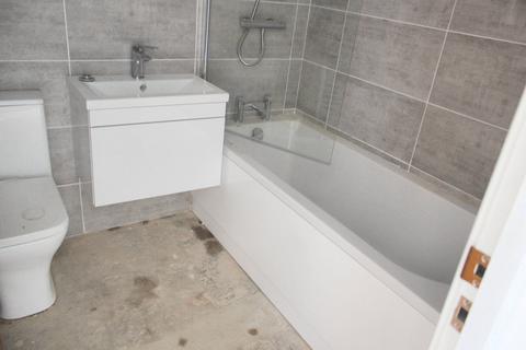 3 bedroom terraced house to rent, Castle Road, Bournemouth BH9