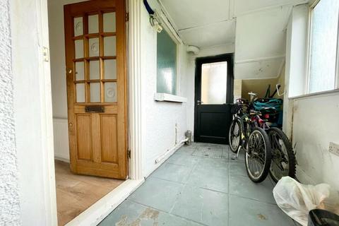 2 bedroom ground floor flat to rent, Hall Gardens, London E4