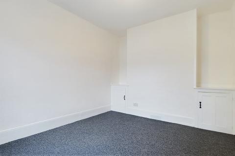 4 bedroom maisonette to rent, London Road, Dover