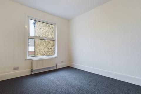 4 bedroom maisonette to rent, London Road, Dover