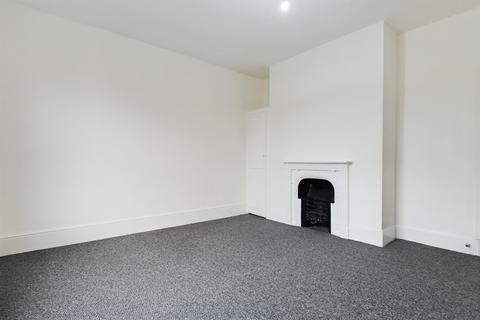 4 bedroom maisonette to rent, London Road, Dover