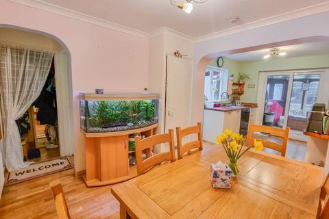 41 Central Avenue, Woodford Halse, Daventry, NN11 3QQ