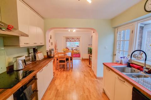 41 Central Avenue, Woodford Halse, Daventry, NN11 3QQ