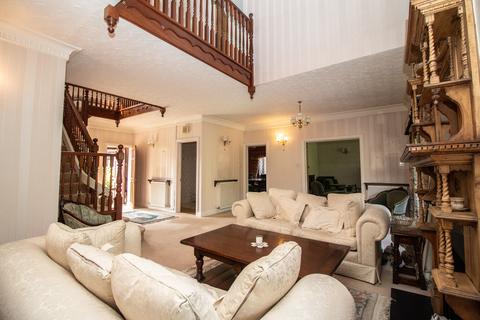 5 bedroom detached house for sale - St. Edeyrns Close, Cyncoed, Cardiff