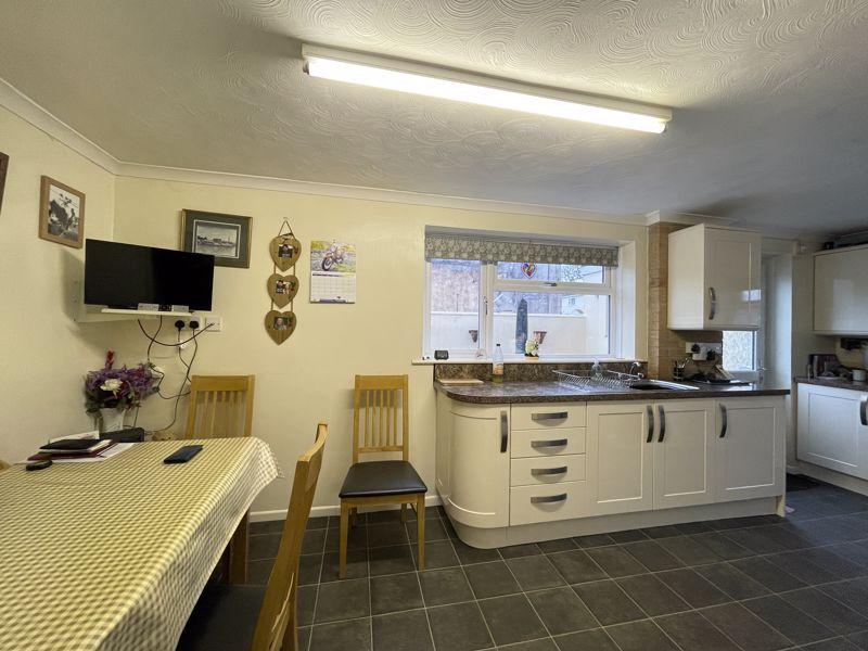 Kitchen / Dining...