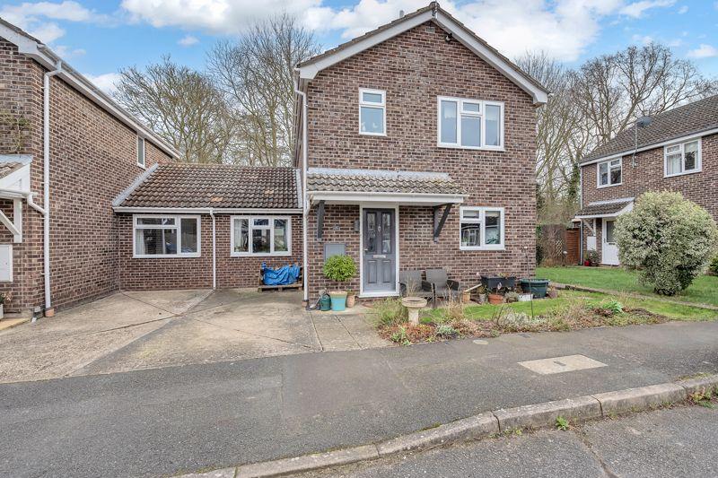 Woodside Close, Bury St. Edmunds 3 bed link detached house for sale £