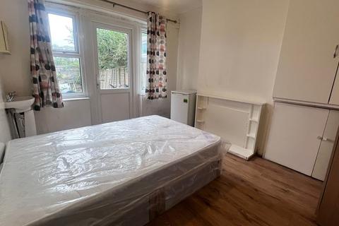 Studio to rent, Queenswood Avenue, Thornton Heath CR7