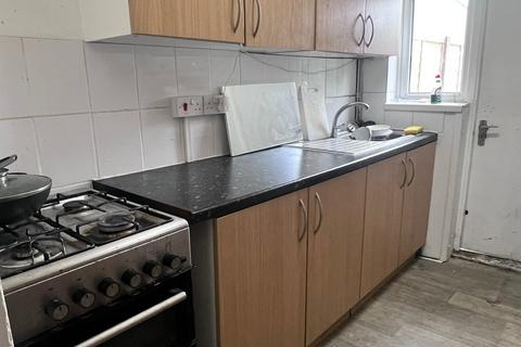 Studio to rent, Queenswood Avenue, Thornton Heath CR7