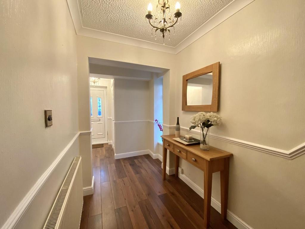 Hurstfield Crescent, Hayes, Middlesex, UB4 8DW 3 bed semidetached
