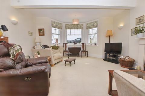3 bedroom flat for sale, Chatsworth Gardens, Eastbourne