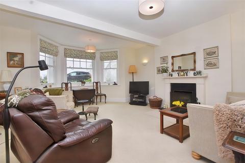 3 bedroom flat for sale, Chatsworth Gardens, Eastbourne
