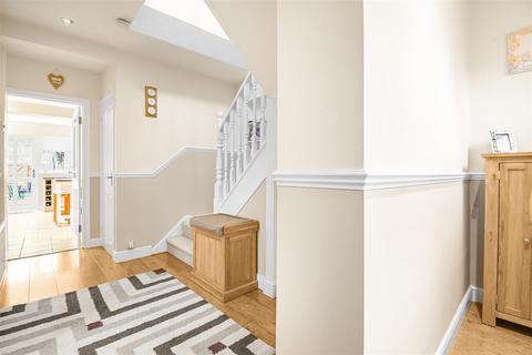 83 Buckingham Drive, Emmer Green, Reading, RG4 8SB