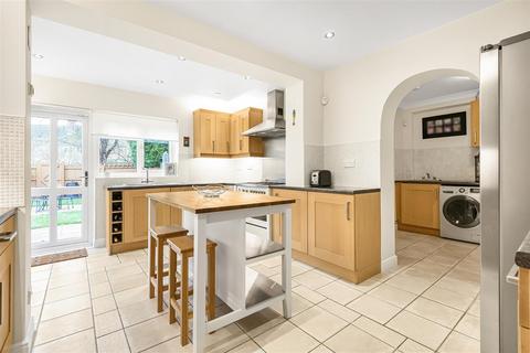 83 Buckingham Drive, Emmer Green, Reading, RG4 8SB