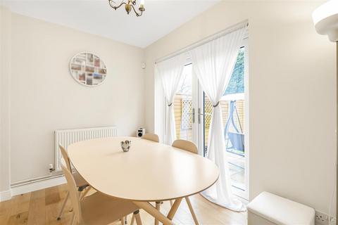 83 Buckingham Drive, Emmer Green, Reading, RG4 8SB