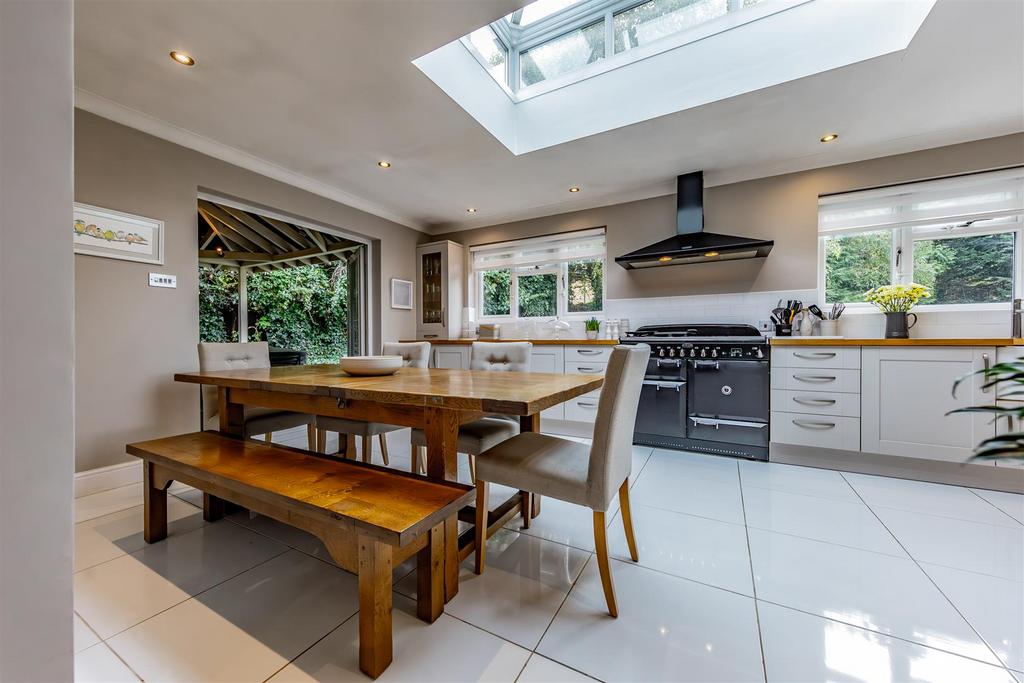 Kitchen / Breakfast Area