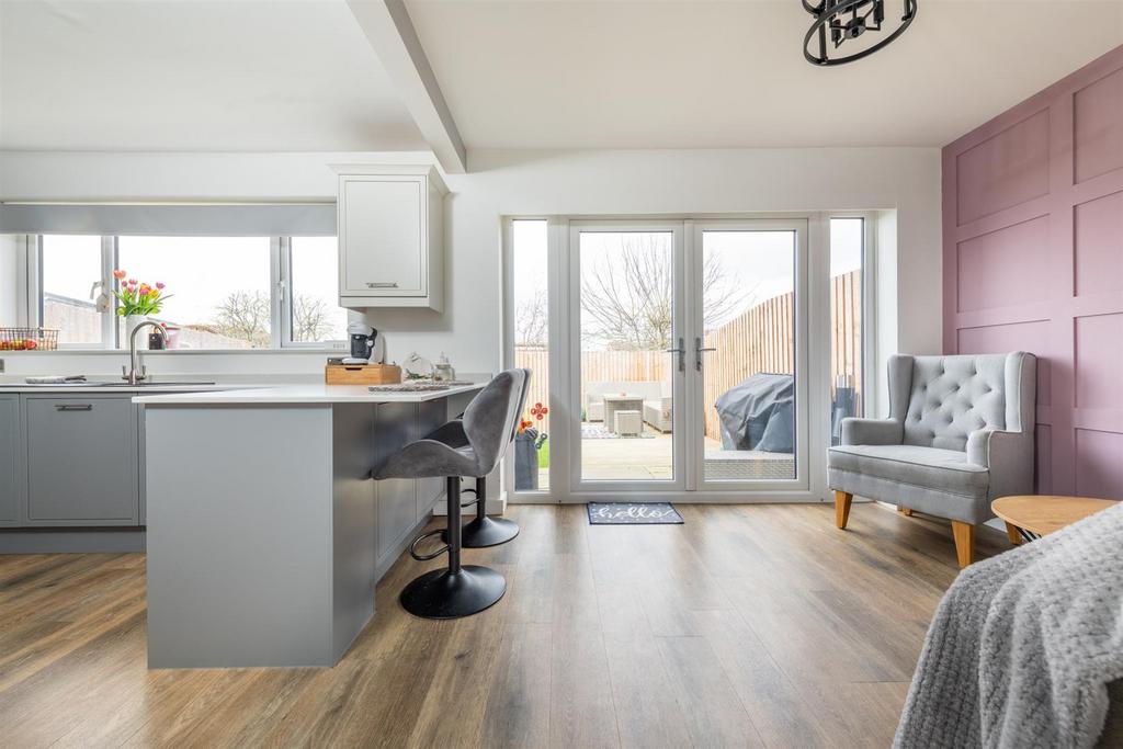 Kitchen / Breakfast Area