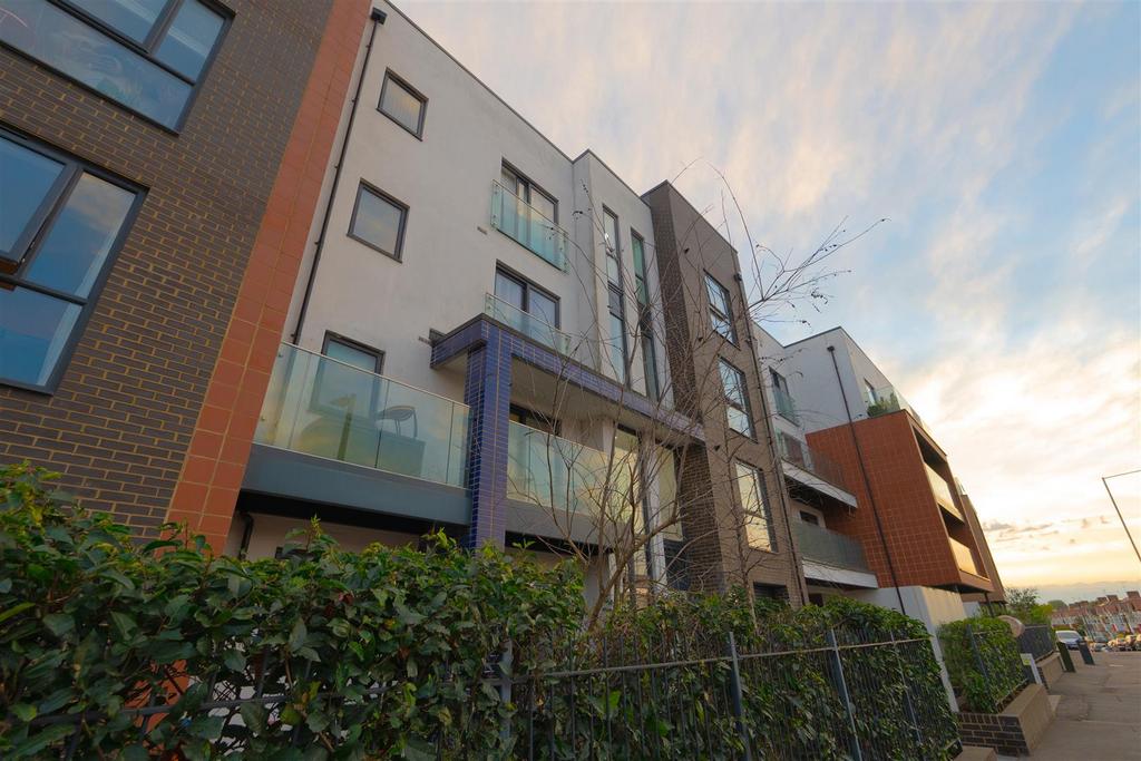 Sutton Road, SouthendOnSea 2 bed flat for sale £240,000