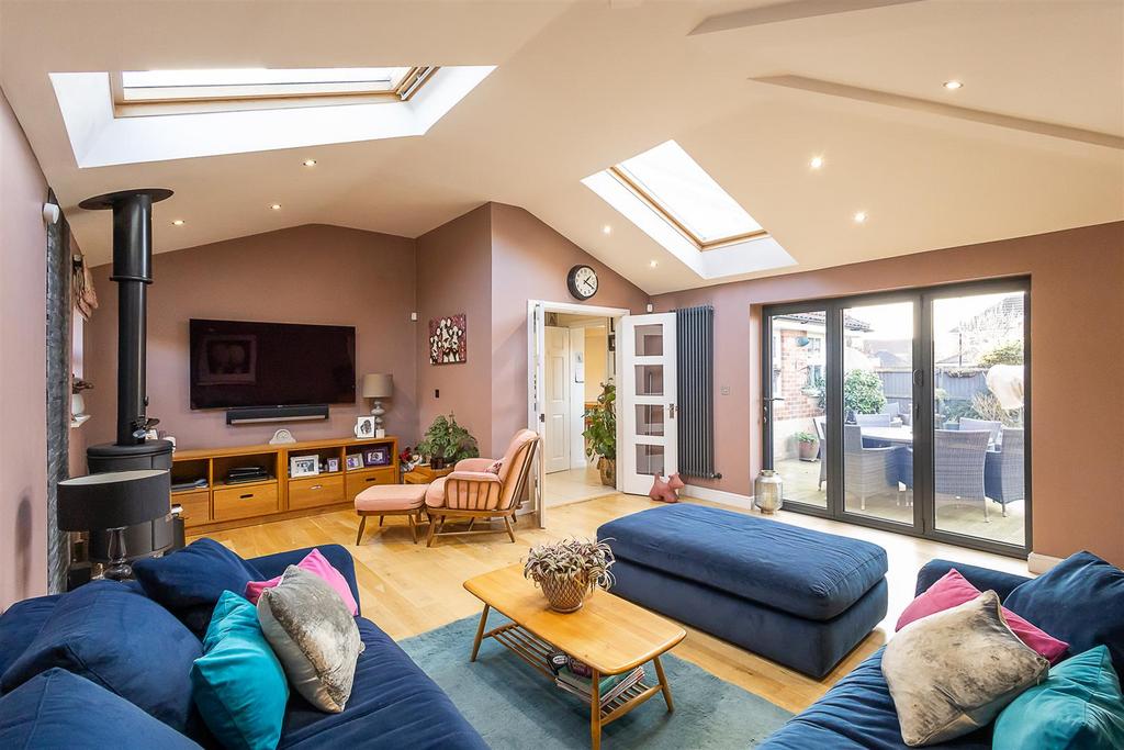 Shawbrow Close, Haydon Grange... 4 bed detached house £500,000