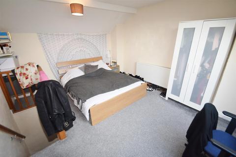 24 Lydgate Lane, Sheffield, S10 5FH