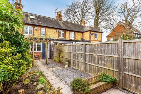 2 bedroom terraced house for sale - Middle Street, Brockham, Betchworth, Surrey, RH3