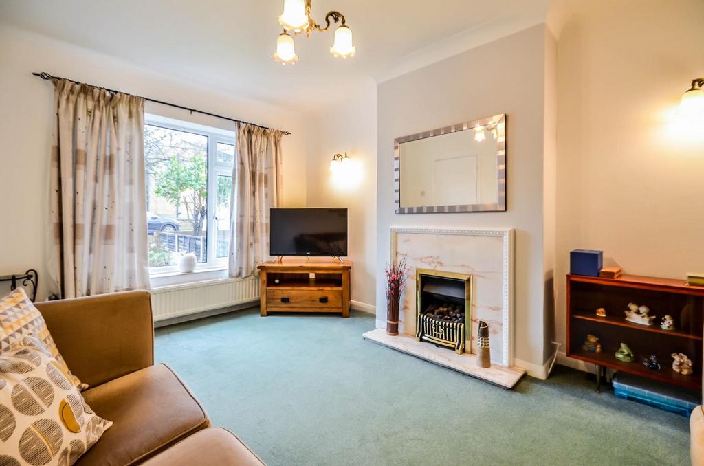 Woodside, LeighOnSea SS9 3 bed semidetached bungalow for sale £410,000