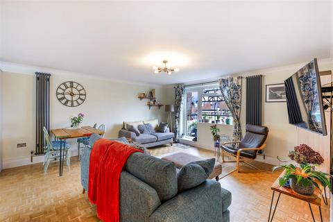 4 Forge Steading, Banstead, SM7 2DT