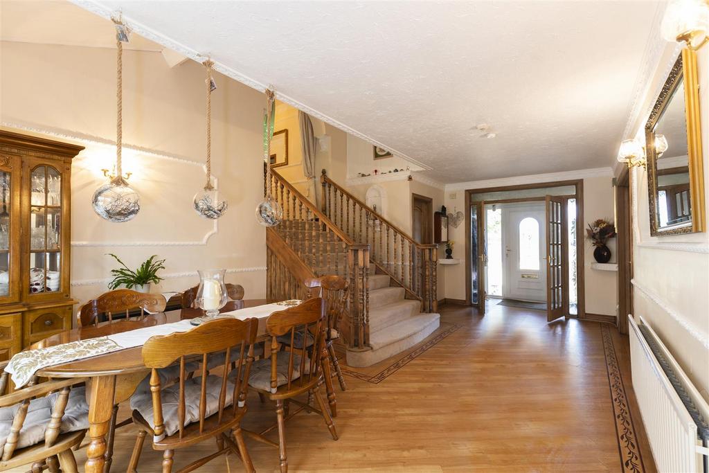 Entrance Hallway/Open Plan Dining Area