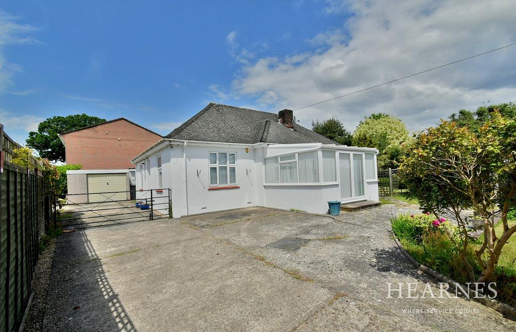 Wimborne Road East, Ferndown, BH22 2 bed detached bungalow for sale £
