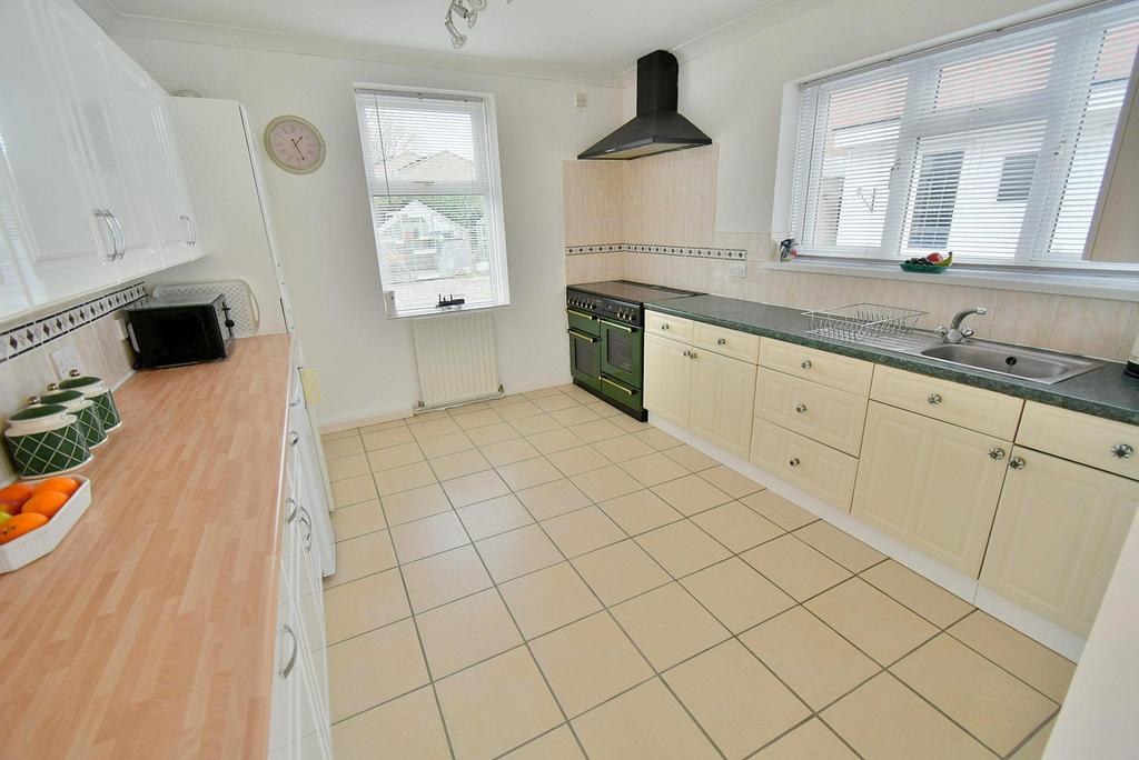 Wimborne Road East, Ferndown, BH22 2 bed detached bungalow for sale £