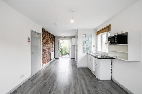 Studio to rent, Elphinstone Road, Walthamstow, E17